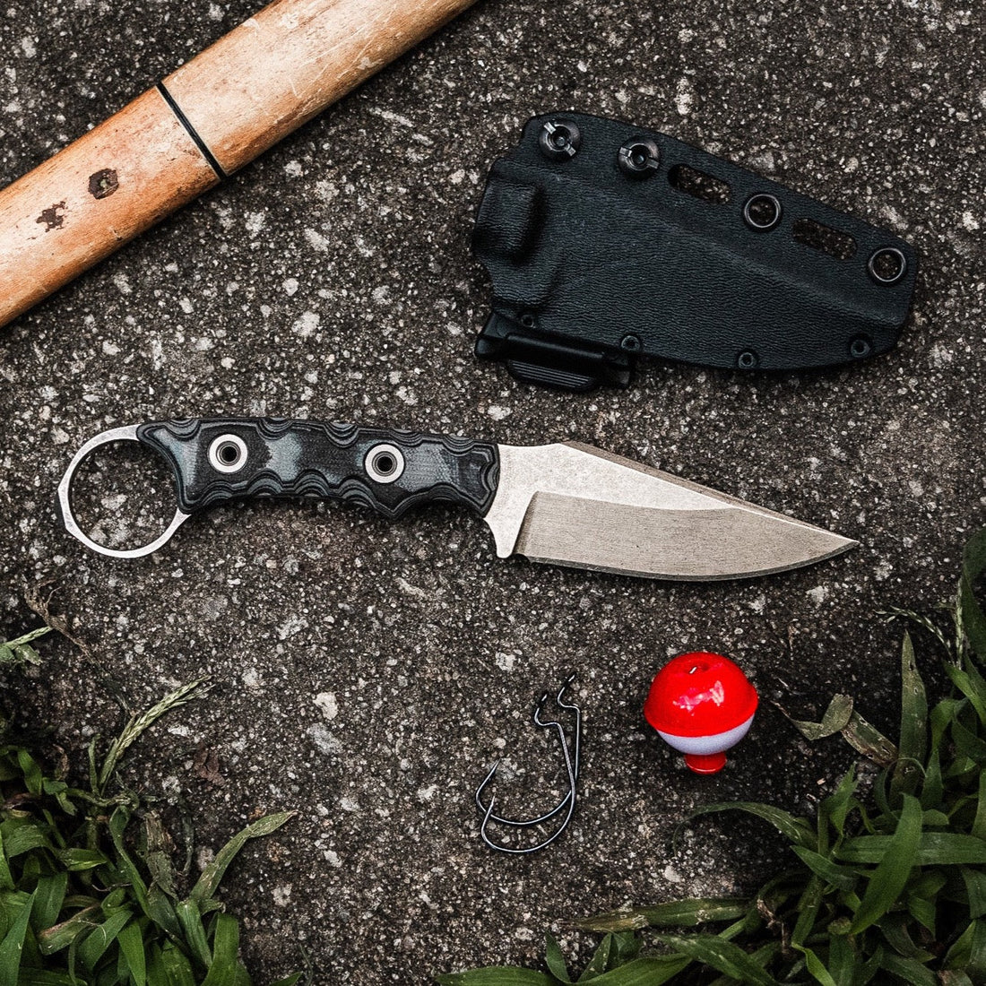 Image of a knife on the ground in Illinois